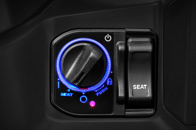 Ngoài ra, xe còn được trang bị hệ thống khóa thông minh Honda SMART Key trên cả 3 phiên bản Thể Thao, Đặc biệt và Tiêu chuẩn, như các mẫu xe ga hàng đầu hiện nay. Trải nghiệm siêu xe thể thao nay hướng đến sự toàn diện và đẳng cấp hơn cho người sử dụng, giúp người lái an tâm và tiện lợi hơn trong sử dụng.