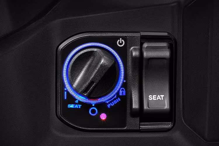 Ngoài ra, xe còn được trang bị hệ thống khóa thông minh Honda SMART Key trên cả 3 phiên bản Thể Thao, Đặc biệt và Tiêu chuẩn, như các mẫu xe ga hàng đầu hiện nay. Trải nghiệm siêu xe thể thao nay hướng đến sự toàn diện và đẳng cấp hơn cho người sử dụng, giúp người lái an tâm và tiện lợi hơn trong sử dụng.