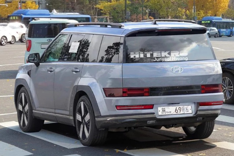 Mẫu xe SUV Hyundai SantaFe 2024 sẽ được trang bị cụm màn hình kép cỡ lớn nối liền đồng hồ lái và màn hình giải trí trung tâm, tương tự các mẫu xe của hãng ra mắt trong thời gian gần đây như Kona hay Grandeur.