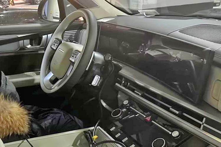 Vô lăng của Hyundai SantaFe thế hệ mới mang thiết kế gợi nhiều liên tưởng đến Land Rover Discovery, tích hợp phím chuyển chế độ lái. Xe cũng được trang bị lẫy chuyển số sau vô lăng.