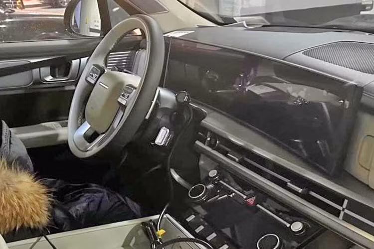 Vô lăng của Hyundai SantaFe thế hệ mới mang thiết kế gợi nhiều liên tưởng đến Land Rover Discovery, tích hợp phím chuyển chế độ lái. Xe cũng được trang bị lẫy chuyển số sau vô lăng.