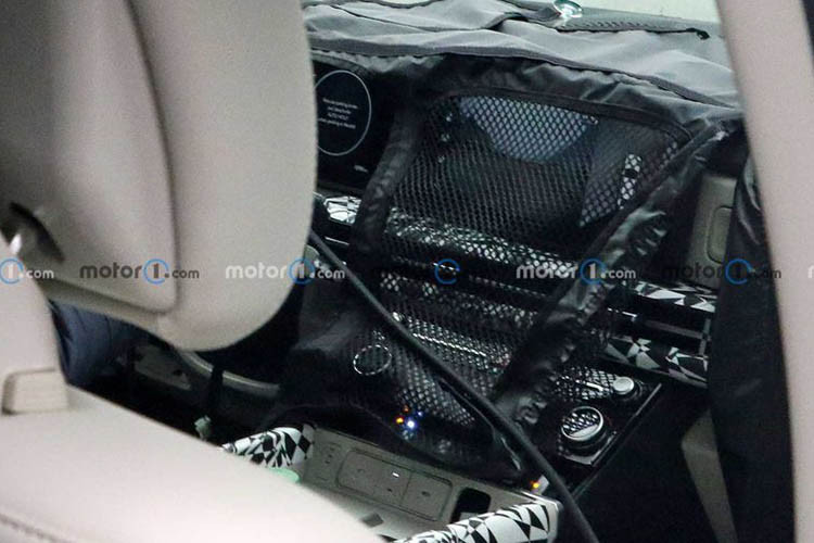 Bên dưới cửa gió điều hòa là một số phím bấm và núm xoay vật lý dùng để điều chỉnh nhiệt độ hoặc âm lượng loa. Điều này cho thấy Hyundai làm đúng như những gì đã tuyên bố, đó là không loại bỏ hoàn toàn các nút vật lý trong những mẫu xe tương lai.