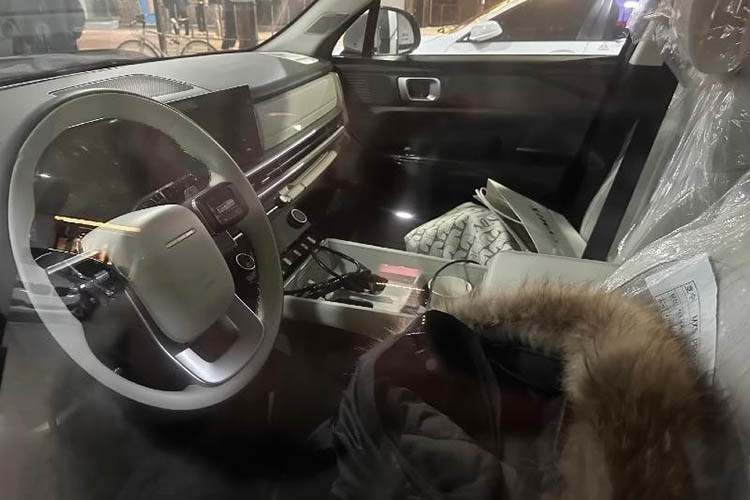 Về ngoại hình, SantaFe 2024 vẫn được ngụy trang kỹ lưỡng để che đi thiết kế. Tuy nhiên, các chi tiết lộ ra cho thấy tổng thể hình dáng của mẫu SUV cỡ D sẽ vuông vức hơn. Phần đầu xe được trang bị đèn định vị hình chữ H kết hợp với dải đèn LED trải dài qua mặt ca lăng.