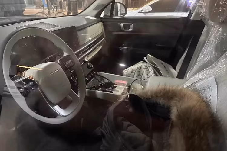 Về ngoại hình, SantaFe 2024 vẫn được ngụy trang kỹ lưỡng để che đi thiết kế. Tuy nhiên, các chi tiết lộ ra cho thấy tổng thể hình dáng của mẫu SUV cỡ D sẽ vuông vức hơn. Phần đầu xe được trang bị đèn định vị hình chữ H kết hợp với dải đèn LED trải dài qua mặt ca lăng.