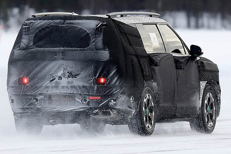 Dự đoán Hyundai SantaFe 2024 vẫn sẽ dùng động cơ đốt trong, bao gồm động cơ xăng 2.0L 4 xy-lanh tăng áp và động cơ 1.6L hybrid sạc điện. Một phiên bản thuần điện cũng có thể lần đầu được trang bị trên SantaFe.