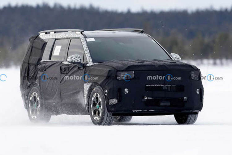 Phía đuôi của mẫu xe SUV thế hệ mới nhà Hyundai, đèn hậu cũng được nâng cấp thiết kế với đồ họa chữ “H”. Dải đèn này được chuyển xuống thấp, gần khu vực nắp cốp giúp cho chiếc xe mạnh mẽ hơn.