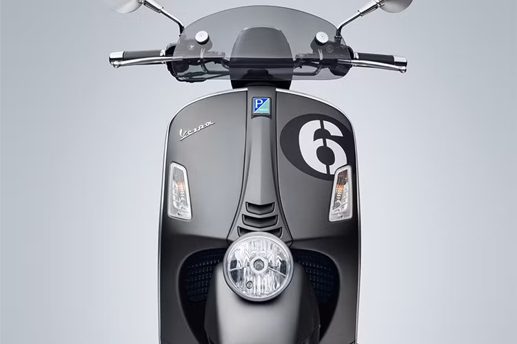 Đặc trưng là thân xe thép liền khối, Vespa Sei Giorni II lịch lãm trên đường phố và cũng luôn sẵn sàng để vi vu trên những nẻo đường thử thách nhất. Vespa Sei Giorni II sở hữu động cơ mạnh mẽ nhất trong danh sách các dòng xe tay ga nổi tiếng và được ưa chuộng nhất trên thế giới, động cơ 300 HPE mới là thế hệ công nghệ động cơ mới nhất của Tập đoàn Piaggio xi lanh đơn 4 thì, 4 van, làm mát bằng dung dịch, phun xăng điện tử.
