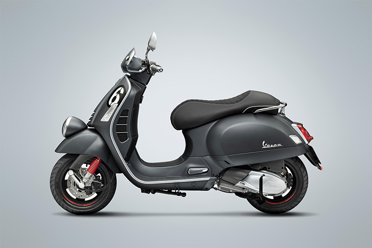 Vespa Sei Giorni duy trì phong cách thể thao khỏe khoắn, với thân xe thiết kế góc cạnh mạnh mẽ, thiết kế yếm mới đường nét sắc sảo hơn với cà vạt dài hơn, hốc còi sơn đen nhám cá tính, mâm xe sơn đen nhấn nhá sticker thể thao màu đỏ nổi bật, lưới tản nhiệt bên thân xe với cấu trúc hình tổ ong. Thiết kế xe thêm phần thanh lịch nhờ kính chắn gió thể thao trang bị phần đầu xe. Các phụ kiện ấn tượng khác bao gồm tấm phủ xe máy, bộ dây khóa yên chống trộm, thảm cao su chống trượt, túi đựng đồ bằng da thanh lịch, hệ thống chuông báo và nền tảng Vespa MIA.
