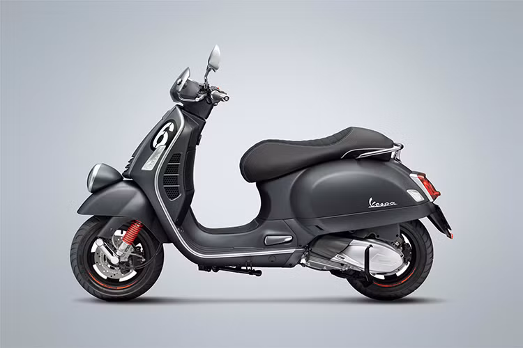 Vespa Sei Giorni duy trì phong cách thể thao khỏe khoắn, với thân xe thiết kế góc cạnh mạnh mẽ, thiết kế yếm mới đường nét sắc sảo hơn với cà vạt dài hơn, hốc còi sơn đen nhám cá tính, mâm xe sơn đen nhấn nhá sticker thể thao màu đỏ nổi bật, lưới tản nhiệt bên thân xe với cấu trúc hình tổ ong. Thiết kế xe thêm phần thanh lịch nhờ kính chắn gió thể thao trang bị phần đầu xe. Các phụ kiện ấn tượng khác bao gồm tấm phủ xe máy, bộ dây khóa yên chống trộm, thảm cao su chống trượt, túi đựng đồ bằng da thanh lịch, hệ thống chuông báo và nền tảng Vespa MIA.