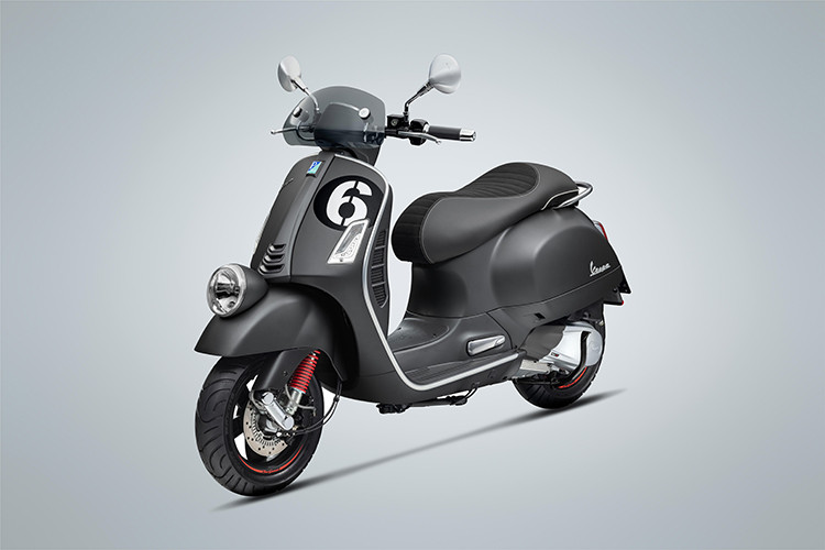 Vespa “Sei Giorni - Sáu ngày” được truyền cảm hứng từ chính chiến thắng vẻ vang đó, với những chi tiết thẩm mỹ kế thừa phiên bản tiêu chuẩn như bình xăng lớn, thân thép liền khối với đường nét đậm chất thể thao. Xe ga Vespa Sei Giorni là một trong những mẫu xe huyền thoại trong lịch sử của Vespa và ngày nay luôn được săn lùng bởi các nhà sưu tầm xe.