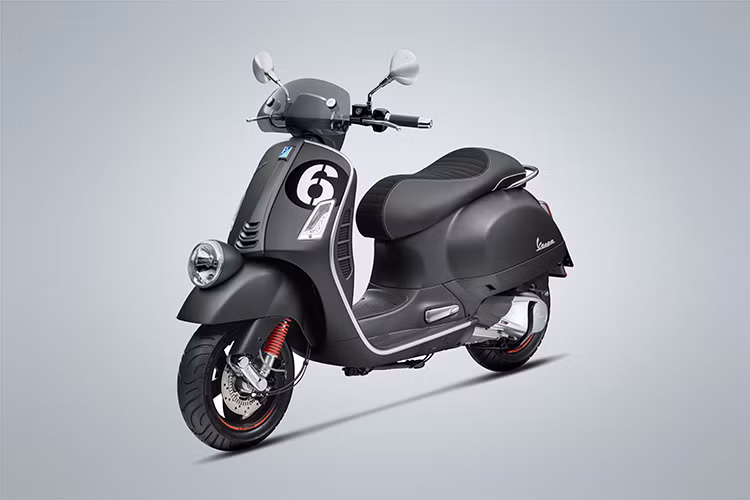 Vespa “Sei Giorni - Sáu ngày” được truyền cảm hứng từ chính chiến thắng vẻ vang đó, với những chi tiết thẩm mỹ kế thừa phiên bản tiêu chuẩn như bình xăng lớn, thân thép liền khối với đường nét đậm chất thể thao. Xe ga Vespa Sei Giorni là một trong những mẫu xe huyền thoại trong lịch sử của Vespa và ngày nay luôn được săn lùng bởi các nhà sưu tầm xe.