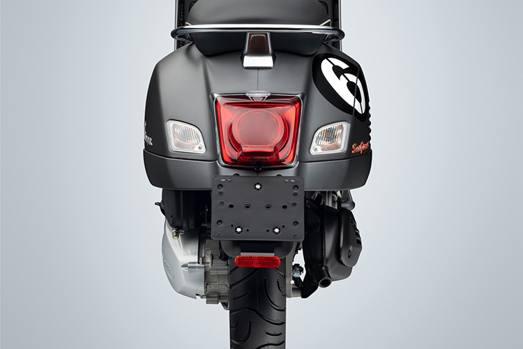 Vespa Sei Giorni sở hữu những điểm nhấn đặc trưng không thể nhầm lẫn được của một chiếc Vespa cổ điển như “faro basso”- đèn pha tròn ở vị trí thấp gắn trên thanh chắn bùn trước, bảng điều khiển cũng lấy cảm hứng từ mẫu xe gốc có hình tròn thanh lịch. Điểm nhấn tiện nghi bao gồm cổng sạc USB tiêu chuẩn nằm trong cốp để đồ phía trước, đèn định vị công nghệ Full LED với ánh sáng ban ngày. Hệ thống chống bó cứng phanh ABS tiêu chuẩn đảm bảo độ an toàn tuyệt đối.