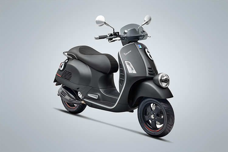 Những đường nét tinh tế còn được thể hiện bởi những chi tiết màu đen khác của xe như vành bánh xe, bộ phận giảm thanh và những đường nét màu đỏ táo bạo. Phiên bản Vespa Sei Giorni II năm 2020 có màu xám nhám mạnh mẽ và cá tính. Giá xe Vespa Sei Giorni II sẽ được bán ra chính hãng tại thị trường Việt Nam với mức 139 triệu đồng (đã bao gồm VAT).