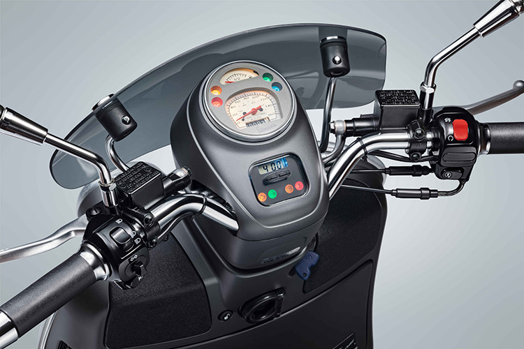 Công suất cực đại của Vespa Sei Giorni II lên tới 17,5 kW mã lực (23,8 HP) tại 8250 vòng quay, tăng 12% so với phiên bản Sei Giorni trước, mô-men xoắn cực đại đạt 26 Nm tại 5250 vòng quay, tăng 18%, giúp xe vận hành ổn định với độ tin cậy cao, giảm tiếng ồn và rung lắc đáng kể, tiết kiệm nhiên liệu và cải thiện trải nghiệm lái.