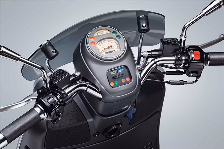 Công suất cực đại của Vespa Sei Giorni II lên tới 17,5 kW mã lực (23,8 HP) tại 8250 vòng quay, tăng 12% so với phiên bản Sei Giorni trước, mô-men xoắn cực đại đạt 26 Nm tại 5250 vòng quay, tăng 18%, giúp xe vận hành ổn định với độ tin cậy cao, giảm tiếng ồn và rung lắc đáng kể, tiết kiệm nhiên liệu và cải thiện trải nghiệm lái.