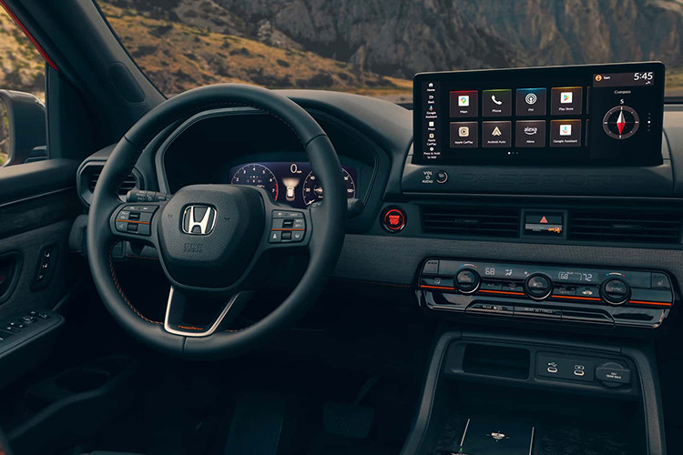 Tiện nghi trên xe được trang bị bao gồm ghế “ổn định thân xe” mới và bảng điều khiển kỹ thuật số 10,2 inch tiêu chuẩn trên bảng điều khiển, hiển thị các thông tin như độ cao, độ dốc và độ nghiêng trên các mẫu xe TrailSport.