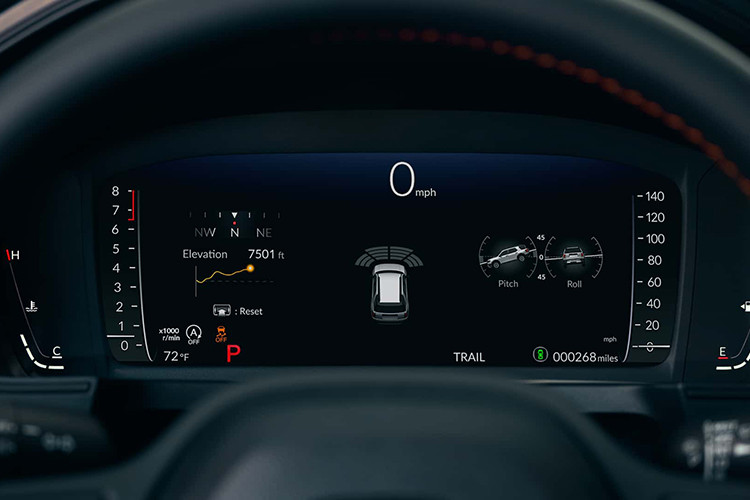 Màn hình trung tâm đã được nâng cấp lên 12,3 inch và đi kèm với Apple CarPlay và Android Auto tiêu chuẩn, cũng như một bộ ứng dụng Google. Ngoài ra xe còn có hệ thống âm thanh Bose 12 loa mới. Các mẫu xe TrailSport cũng có ổ cắm điện 110V ở bảng điều khiển trung tâm.