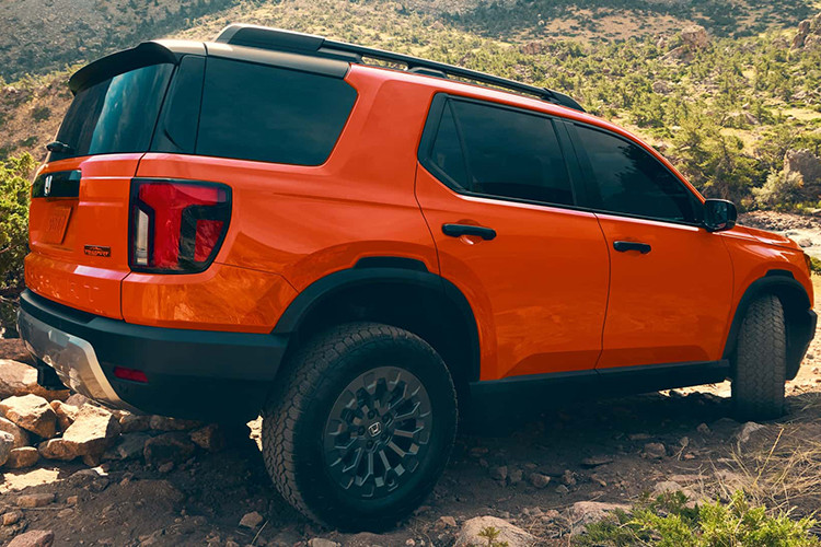 Passport mới cũng rộng hơn khoảng 2,5 cm và có chiều dài cơ sở dài hơn 7 cm so với mẫu xe cũ. Xe có chắn bùn loe ra và nắp capo với các đường gân dập nổi. Xe cũng có dòng chữ “PASSPORT” in đậm được đóng dấu trên mặt trước và cửa sau bằng thép. Thêm vào đó, tất cả các mẫu Passport đều có trang bị bộ mâm xe 18 inch được bọc trong lốp 31 inch. 