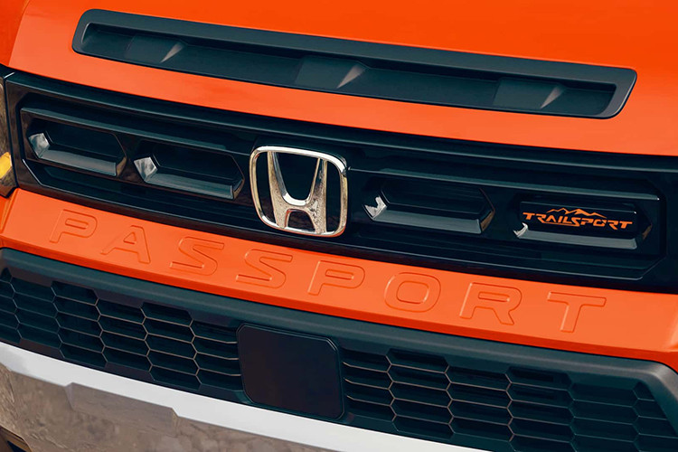 Tuy nhiên, đối với các phiên bản TrailSport và TrailSport Elite của Honda Passport năm 2026, những tấm bảo vệ này không còn là giả nữa mà có thể chịu được toàn bộ trọng lượng của xe. TrailSports được trang bị lốp địa hình General Grabber do General Tire đồng phát triển. Đồng thời, hệ thống treo hiện đã được điều chỉnh để chạy địa hình và xe cũng có khoảng sáng gầm xe lớn hơn với huy hiệu TrailSport.