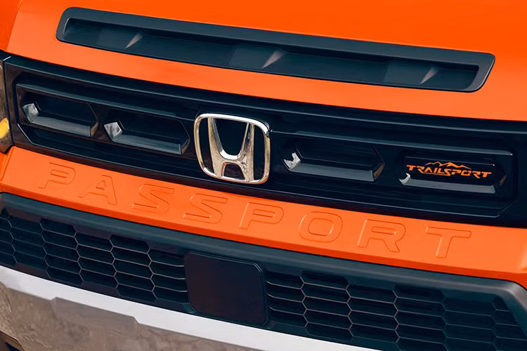Tuy nhiên, đối với các phiên bản TrailSport và TrailSport Elite của Honda Passport năm 2026, những tấm bảo vệ này không còn là giả nữa mà có thể chịu được toàn bộ trọng lượng của xe. TrailSports được trang bị lốp địa hình General Grabber do General Tire đồng phát triển. Đồng thời, hệ thống treo hiện đã được điều chỉnh để chạy địa hình và xe cũng có khoảng sáng gầm xe lớn hơn với huy hiệu TrailSport.