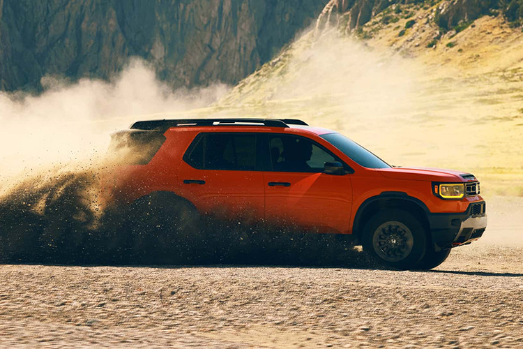 Khác với thế hệ trước, mẫu xe SUV Honda Passport 2026 sở hữu diện mạo có thiết kế góc cạnh và sắc sảo hơn. Phần cản trước của xe có thiết kế gợi nhớ đến Honda Crossroad. Thiết kế mới của xe giúp khoảng sáng gầm xe cao hơn so với mẫu xe cũ và nhờ phần nhô ra phía trước ngắn hơn, chính vì vậy mà chiếc xe có góc tiếp cận tốt hơn để có khả năng chạy địa hình.