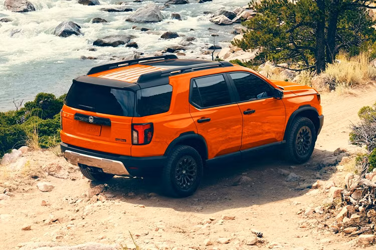 Phiên bản tầm trung Passport TrailSport có giá từ 48.450 USD, được tinh chỉnh để tăng cường khả năng off-road. Phiên bản cao cấp nhất TrailSport Elite có giá từ 52.450 USD, hướng đến sự sang trọng với nhiều chi tiết cao cấp hơn.