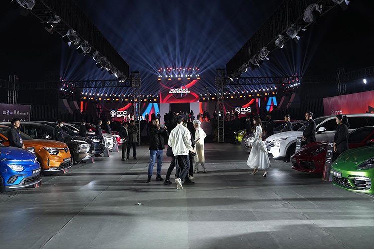 Năm 2022 vừa qua, người tiêu dùng Việt “ngộp thở” với các giải thưởng ô tô, do một vài công ty tư nhân đứng lên tổ chức (Ảnh: MXH).