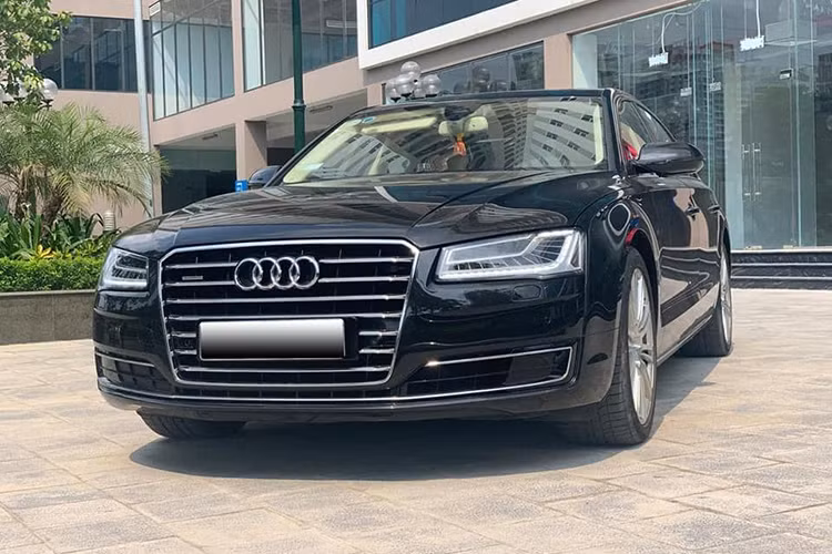 Trong toàn bộ các dòng xe sang Audi đang bán tại Việt Nam, A8L là dòng xe cao cấp nhất. Ra mắt lần đầu vào năm 1994, Audi A8 là dòng xe sang cỡ lớn cạnh tranh với các đối thủ như Mercedes S-Class hay BMW 7 Series... Mới đây trên sàn xe cũ, một chiếc xe sang Audi A8L đời 2016 đăng ký 2017 tại Hà Nội đã được chủ nhân chào bán. 