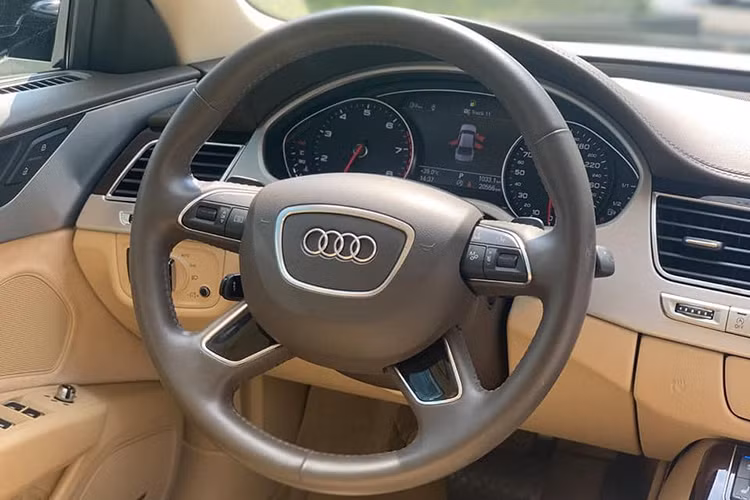 Xe được trang bị hệ thống thông tin giải trí MMI Plus là trang bị tiêu chuẩn, với touchpad nằm ở bệ trung tâm, giúp người lái có thể nhập dữ liệu một cách dễ dàng. Do thuộc phiên bản với trục cơ sở lớn, thể hiện qua ký hiệu L ở tên xe nên A8L cũng sở hữu không gian rộng hơn cho các hành khách VIP ngồi ở hàng ghế sau. Giống như các dòng xe hạng sang khác, Audi cũng bố trí đầy đủ các tiện nghi ở hàng ghế này.