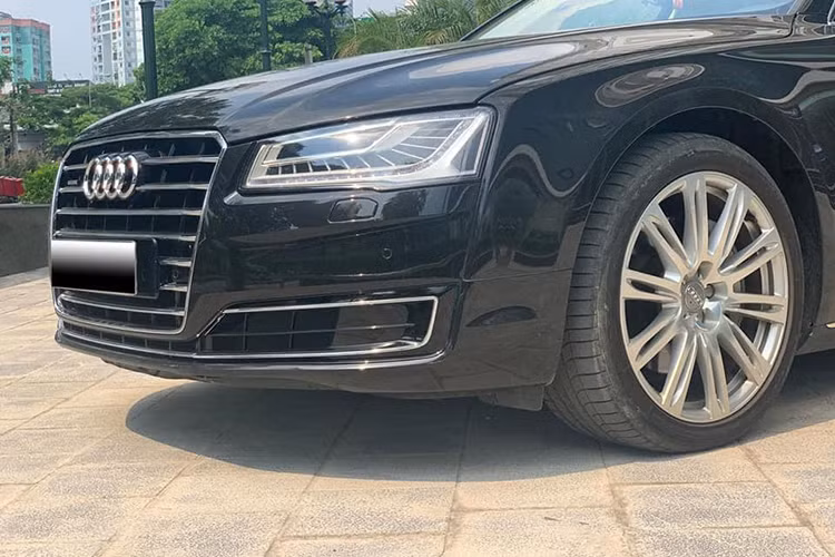 Là một hãng tiên phong trong việc ứng dụng công nghệ LED trên xe hơi, Audi đã không ngại ngần ứng dụng công nghệ chiếu sáng này vào mọi loại đèn ngoại thất trên chiếc Audi A8L đời 2016. Nằm ở hai bên lưới tản nhiệt hình thang truyền thống của hãng là cặp đèn pha LED ma trận, với đèn chiếu xa được cấu tạo từ 25 thành phần độc lập khác nhau.