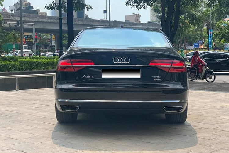 Không chỉ dẫn đầu về công nghệ LED, Audi còn rất tích cực trong việc sử dụng nhôm cho những chiếc xe của họ nhằm giảm trọng lượng. Nhờ sử dụng kết cấu khung không gian được làm hoàn toàn từ nhôm, A8 có trọng lượng nhỏ nhất trong phân khúc. Bộ mâm 10 cánh kép của xe cũng được làm từ nhôm, với bề mặt được đánh bóng nhằm thể hiện được hết nét đẹp của loại vật liệu này.