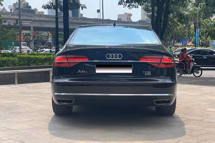 Không chỉ dẫn đầu về công nghệ LED, Audi còn rất tích cực trong việc sử dụng nhôm cho những chiếc xe của họ nhằm giảm trọng lượng. Nhờ sử dụng kết cấu khung không gian được làm hoàn toàn từ nhôm, A8 có trọng lượng nhỏ nhất trong phân khúc. Bộ mâm 10 cánh kép của xe cũng được làm từ nhôm, với bề mặt được đánh bóng nhằm thể hiện được hết nét đẹp của loại vật liệu này.