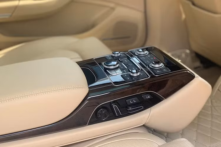 Xe được trang bị hệ thống âm thanh Bose 14 loa 630 watt, chiếc xe đã được trang bị dàn loa hi-end của Bang &amp; Olufsen. Đằng sau bệ tì tay, nằm giữa hai băng ghế tích hợp một tủ lạnh nhỏ với khả năng chứa được vài chai nước loại nửa lít, giúp các "VIP" có thể tận hưởng những ly nước mát lạnh khi đang trao đổi công việc ở hàng ghế sau.