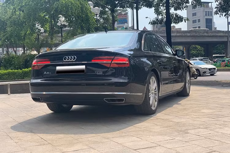 Xe sở hữu khối động cơ V8 tăng áp kép 4.0l, cho công suất tối đa 420 mã lực và mô-men xoắn lên tới 600 Nm, giúp chiếc sedan nặng hơn 2 tấn có thể đạt 100 km/h chỉ trong 4,8 giây và tốc độ tối đa (giới hạn điện tử) 250 km/h. Đi kèm với động cơ là hộp số tự động Tiptronic 8 cấp cùng hệ thống dẫn động 4 bánh quattro nổi tiếng của Audi. 