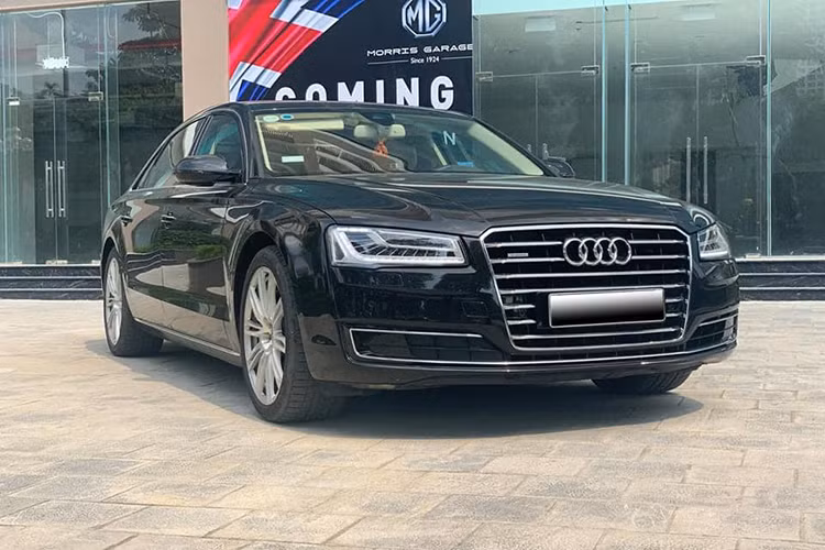 Cũng giống như nhiều dòng xe có dung tích động cơ lớn khác, giá xe Audi A8L tại Việt Nam khi ra mắt năm 2016 là 5,71 tỷ đồng do chịu ảnh hưởng lớn bởi cách tính thuế TTĐB mới sau ngày 1/7/2016. Chiếc xe trong bài viết này hiện đang được chủ nhân chào bán chỉ hơn 2 tỷ đồng một chút.