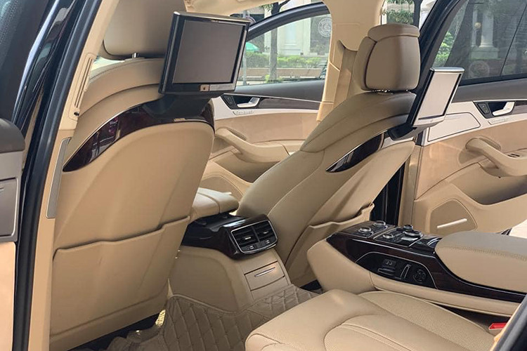 Audi A8L đời 2016 còn có thêm tùy chọn hệ thống thông tin giải trí với các màn hình độc lập được gắn ở lưng ghế trước. Ở ngay trước cửa gió cho hàng ghế phía sau còn có một bàn gấp nhỏ có thể gập gọn lại. Tuy nhiên, chiếc xe này không có tùy chọn tủ lạnh nhỏ ở giữa hai ghế sau, đằng sau bệ tì tay.