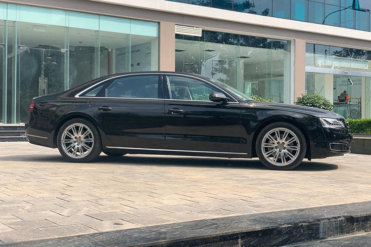 Theo thông tin từ phía chủ nhân rao bán, chiếc xe Audi A8L đời cũ này đã chạy được khoảng 20.000km. Ngoại thất của xe còn khá đẹp vfa nguyên bản, kích thước tổng thể dài x rộng x cao tương ứng 5.265 x 2.111 x 1.471 (mm) chiều dài cơ sở của xe đạt 3.122 mm.