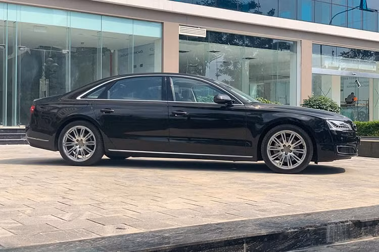 Theo thông tin từ phía chủ nhân rao bán, chiếc xe Audi A8L đời cũ này đã chạy được khoảng 20.000km. Ngoại thất của xe còn khá đẹp vfa nguyên bản, kích thước tổng thể dài x rộng x cao tương ứng 5.265 x 2.111 x 1.471 (mm) chiều dài cơ sở của xe đạt 3.122 mm.