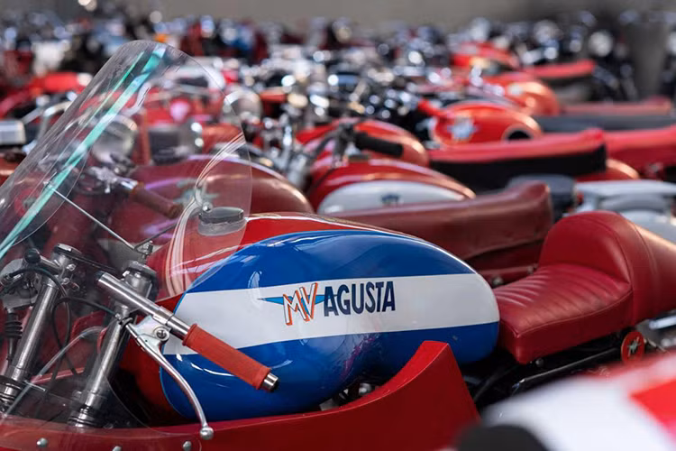 Với tình yêu cho thương hiệu xe quốc nội, người đàn ông nói trên đã bắt đầu mua và lưu giữ các mẫu xe MV Agusta. Từ những mẫu xe không có mấy giá trị vào thời điểm đó, trải qua nhiều năm đã thành những chiếc xe vô cùng đắt giá. Khi bộ sưu tập ngày càng lớn dần, ông đã thuê hẳn một nhà máy gần Monaco để chứa bộ sưu tập xe lớn và vô cùng độc đáo của mình.