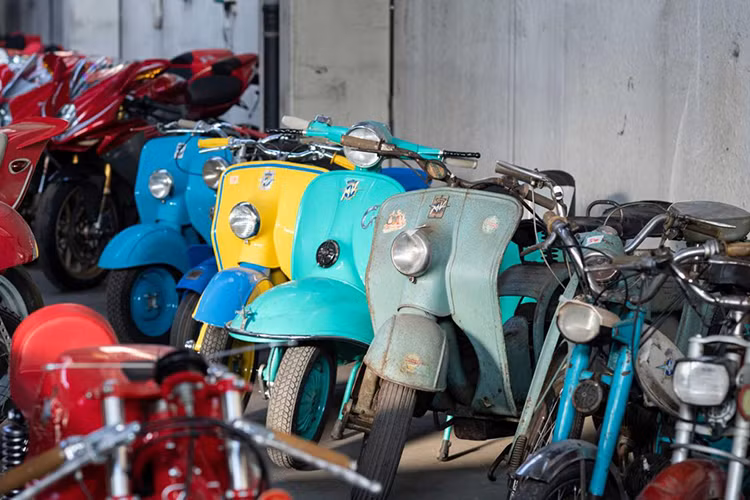 Đối với những mẫu xe đã quá cũ kỹ, ông dùng gia tài của mình để thuê các kỹ thuật viên từng làm việc cho MV Agusta để phục chế lại toàn bộ xe. Cũng nhờ đó mà tất cả các mẫu xe trong bộ sưu tập đang được bán đấu giá đều đang ở trong tình trạng rất tốt và có thể vận hành trơn tru.