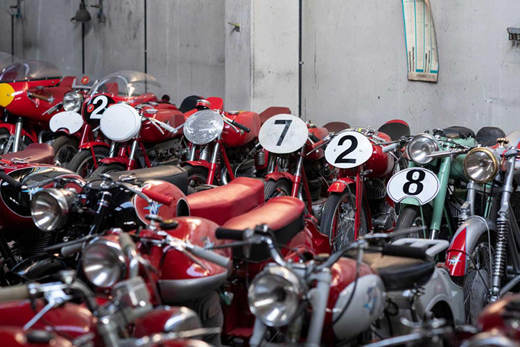 Bộ sưu tập xe MV Agusta cổ điển trong bài viết này thuộc quyền sở hữu của một gia đình người Ý. Để có được một bộ sưu tập lớn như hiện tại, gia đình này đã bỏ ra hơn 50 năm tìm kiếm và sưu tầm.