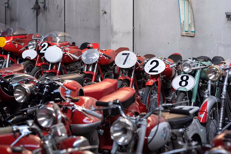 Bộ sưu tập xe MV Agusta cổ điển trong bài viết này thuộc quyền sở hữu của một gia đình người Ý. Để có được một bộ sưu tập lớn như hiện tại, gia đình này đã bỏ ra hơn 50 năm tìm kiếm và sưu tầm.