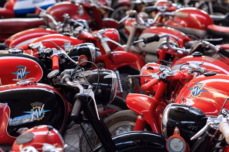 Sưu tập xe, đặc biệt là xe cổ là thú chơi cũng như đam mê của nhiều người, mới đây một bộ sưu tập xe máy MV Agusta cổ điển với số lượng lên đến 90 xe đã được đưa ra bán đấu giá và khiến nhiều người khao khát.