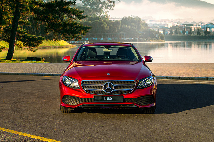 So với phiên bản E200 trước đây, bản E180 có khác biệt nhỏ ở ngoại hình. Bộ vành bản của mẫu xe sang giá "mềm" E180 này được trang bị là loại 5 chấu kép, phối 2 tông màu tương phản, kích thước 17 inch.