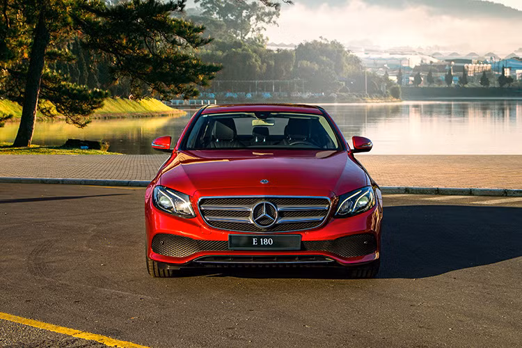 So với phiên bản E200 trước đây, bản E180 có khác biệt nhỏ ở ngoại hình. Bộ vành bản của mẫu xe sang giá "mềm" E180 này được trang bị là loại 5 chấu kép, phối 2 tông màu tương phản, kích thước 17 inch.