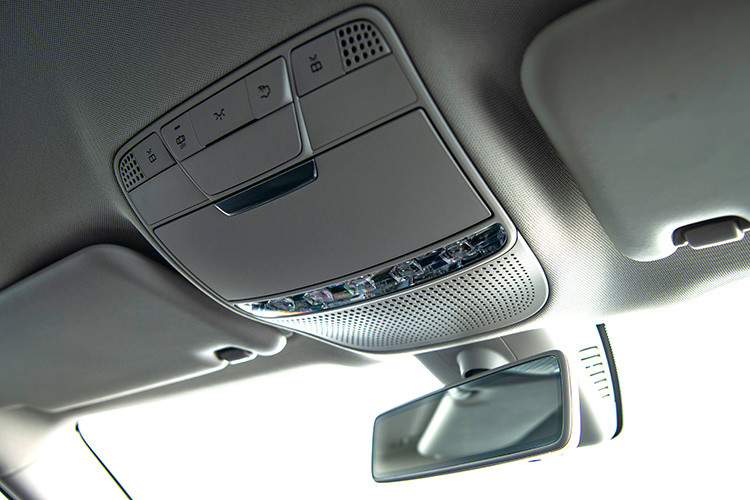 Về sức mạnh, E180 được trang bị động cơ I4 1.5L tăng áp cuộn kép thế hệ mới (M264), có thể sản sinh sức kéo 250 Nm ngay từ vòng tua 1.500 vòng/phút và công suất cực đại 156 mã lực. E180 vẫn sở hữu hệ dẫn động cầu sau và hộp số 9G-TRONIC, đi cùng 5 chế độ lái.