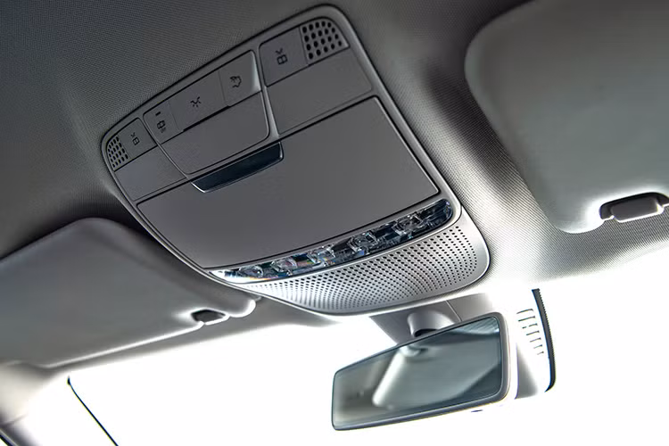 Về sức mạnh, E180 được trang bị động cơ I4 1.5L tăng áp cuộn kép thế hệ mới (M264), có thể sản sinh sức kéo 250 Nm ngay từ vòng tua 1.500 vòng/phút và công suất cực đại 156 mã lực. E180 vẫn sở hữu hệ dẫn động cầu sau và hộp số 9G-TRONIC, đi cùng 5 chế độ lái.