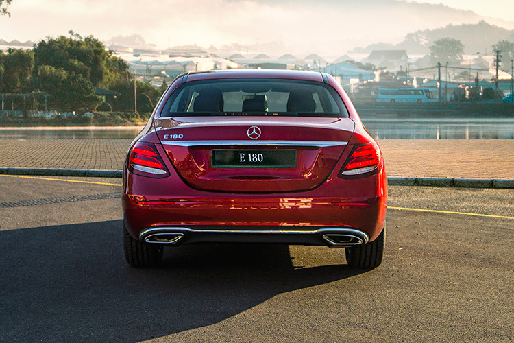 Ngoài ra, các trang bị bên ngoài xe E180 tương tự E200 với hốc gió chạy dài ở cản trước, ống xả kép với viền chrome và hệ thống đèn "full" LED.