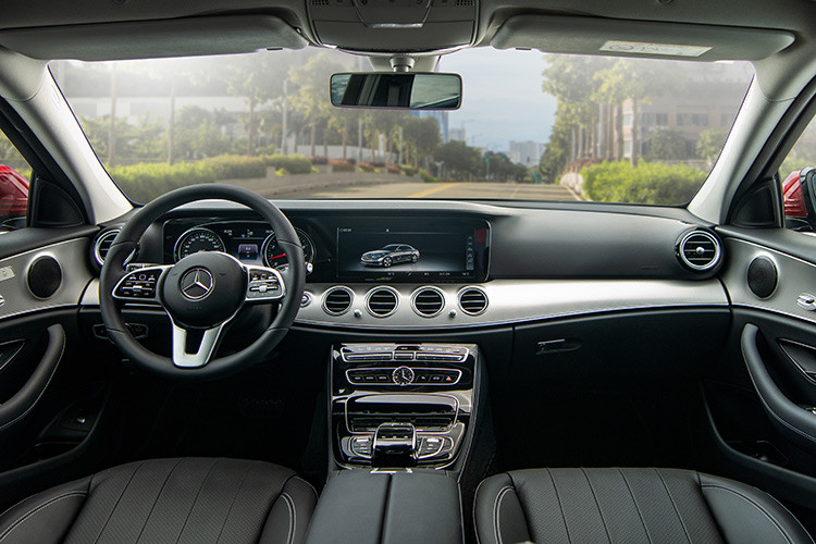 Nội thất xe E180 được ốp nhôm trên táp-lô và ốp gỗ đen trên cụm điều khiển trung tâm. Tay lái đa chức năng 3 chấu thiết kế mới được bọc da nappa với nút điều khiển bằng cảm ứng. E180 vẫn được trang bị màn hình giải trí 12,3 inch sắc nét.