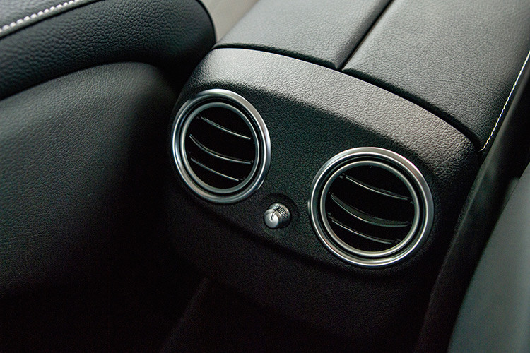 Hệ thống ESP Curve Dynamic Assist giúp ổn định thân xe khi vào cua; phanh tay điều khiển điện với chức năng nhả phanh thông minh; hệ thống hỗ trợ khởi hành ngang dốc (Hill-Start Assist) cũng được trang bị.